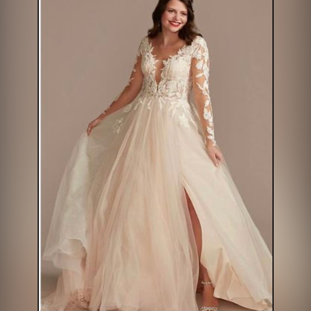 Size 10 P 
Ivory and blush 
Originally $1,300,I’m 5 1 and it fit me perfectly!